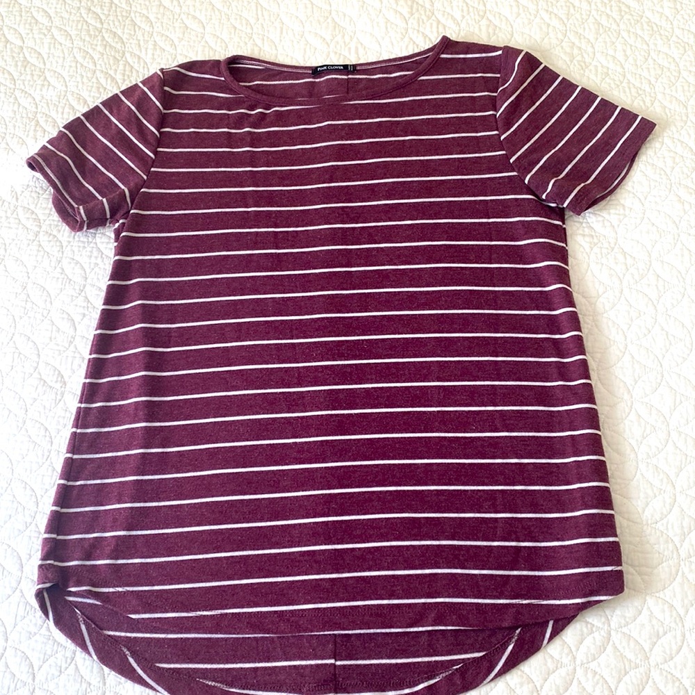 EUC Pink Clover M tee in burgundy w/ white stripes with buttons down the back